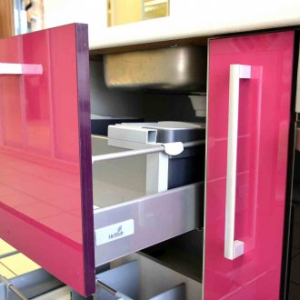 Пластмасова розова фасада на кухнята