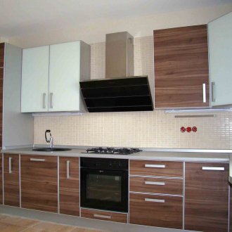 Дървена фасада за кухня с алуминиеви профили