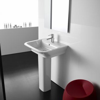 Basuh pinggan mangkuk pada alas kaki di bilik mandi