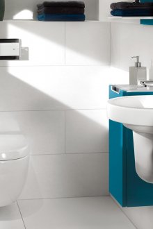 Baskom semi-kaki di bilik mandi