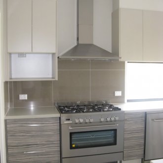 Сива порцеланова плочка в кухнята