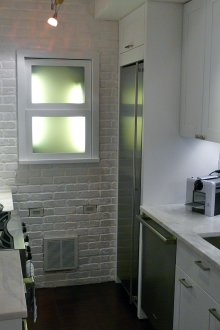 Вграден метален хладилник в малка кухня