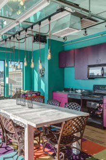 Хладилник в ъгъла на светла кухня в стил Арт Нуво