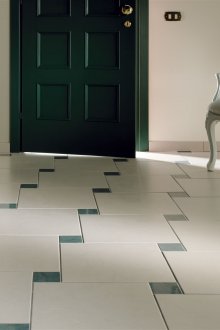 Порцеланова плочка диагонално в коридора