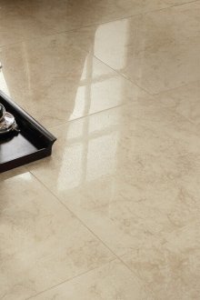 Гланцова порцеланова плочка в коридора