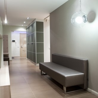 Мазилки от порцеланова каменна плоча в коридора