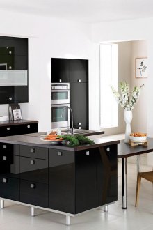 Вграден хладилник в лъскава кухня