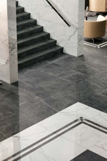 Мраморни порцеланови плочки в коридора