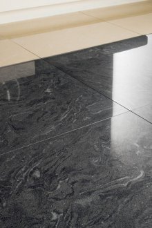 Полиран мраморен прозорец