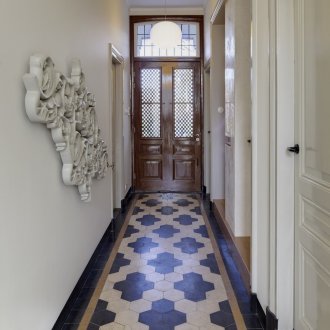 Шестоъгълна порцеланова плочка в коридора