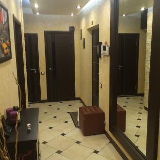 Порцеланова плочка с вложки на пода на коридора