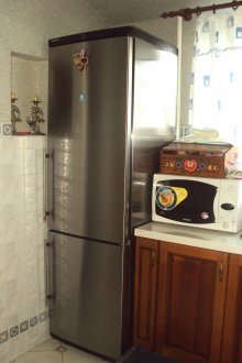 Хладилник в ъгъла на малка кухня