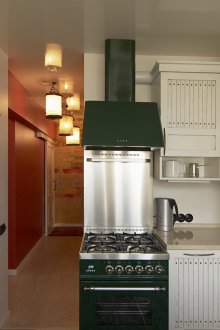 Бял хладилник в ъгъла на кухнята