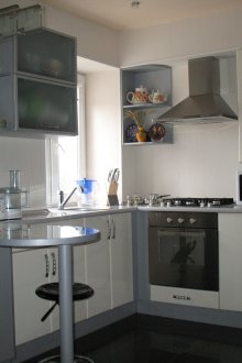 Линейната подредба на хладилника в сивата кухня