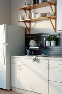 Малък хладилник в ъгъла на кухнята