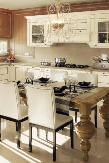 Вграден хладилник в кухнята с кът за хранене