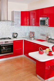 Червено-бял хладилник с кът за хранене