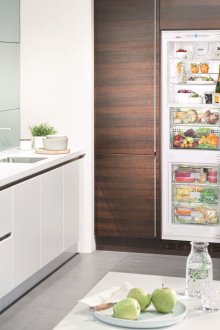 Прикрит кафяв хладилник в кухнята