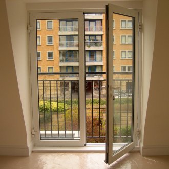 Пластмасова врата към балкона