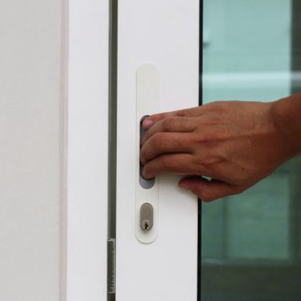 Плъзгаща се пластмасова врата