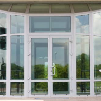 Пластмасова входна врата