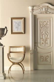 Класическа врата с резбовани платформи