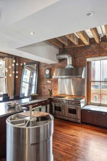 Trendy kitchen combined with a loft-style dining area