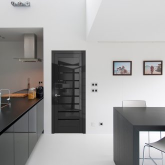 Черна лъскава врата