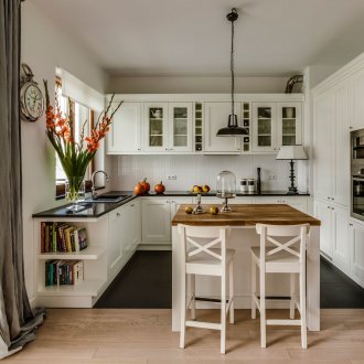 Светла кухня с остров с дървен плот
