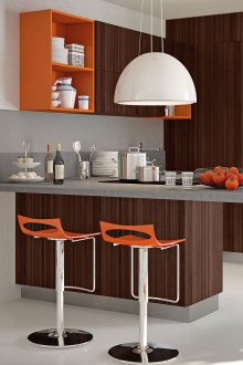 Кафява оранжева кухня с остров