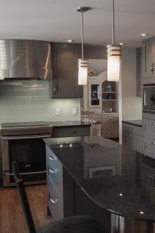 Тъмно сива кухня с остров