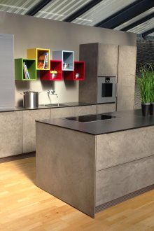 Сива кухня с голям остров