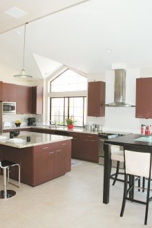 Кухня с остров и трапезарна маса