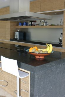 Кухня с остров от естествен камък