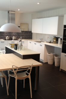 Кухня с масивна островна маса на две нива