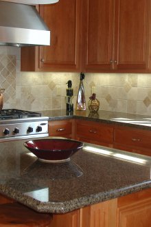 Кухня с остров с каменен плот