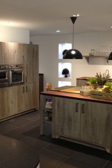 Кухня в стил лофт с дървен остров