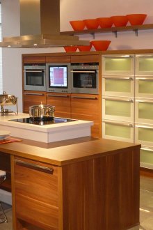 Кухня с дървен остров