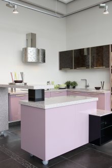 Кухня с остров на много нива