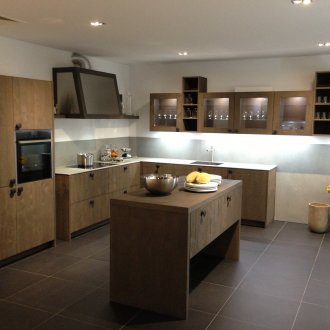 Кафява кухня с остров