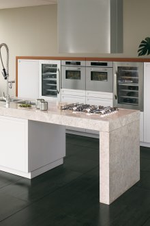 Практична кухня с остров и голям прозорец