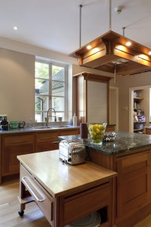 Уютна кухня с остров на много нива