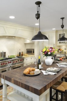 Красива кухня с дълъг остров