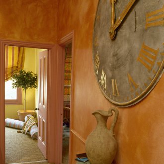 Теракотни стени в коридора