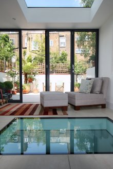 Лек под със стъклена вложка и врати с черна рамка