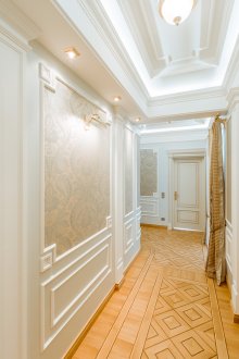 Дървен под с геометрични шарки и ярки врати в класически интериор