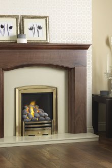 Кафяв паркет и камина в рамка с бежов тапет