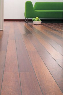 Ярко кафяв паркет със зелени стени и мебели