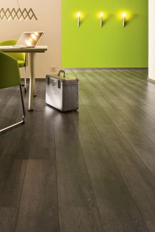 Тъмнокафяв паркет с бежови и зелени стени