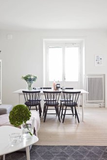 Светлокафяв под и бели врати